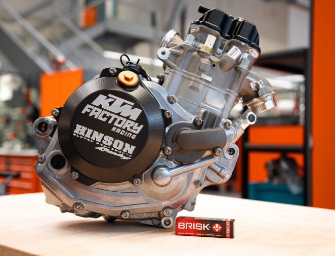 BRISK СВІЧКА ЗАПАЛЮВАННЯ ПРЕМІУМ-КЛАСУ COR10LGS KTM SXF/EXCF 250/450 '14-'22 , HUSQVARNA FC/FE '14-'22, GASGAS EC/EX '21-'22, (ПЕРШЕ ВСТАНОВЛЕННЯ - OEM)