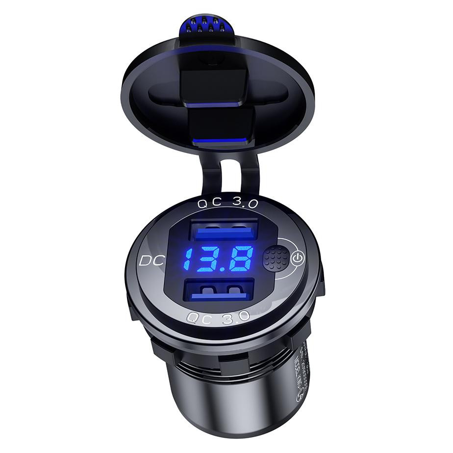 BIKETEC ПОДВІЙНИЙ USB-РОЗ'ЄМ ДЛЯ МОТОЦИКЛА QC 3.0 - 36 Вт З ВОЛЬТМЕТРОМ ДЛЯ КРІПЛЕННЯ НА РІВНІЙ ПОВЕРХНІ (ОБТІКАЧ, ВЕРХНІЙ КЕЙС) АБО НА КЕРМО - ПОТРІБЕН АДАПТЕР BTMUS28